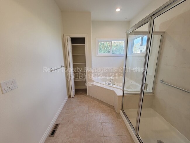 Building Photo - 4000 W 34th Ct