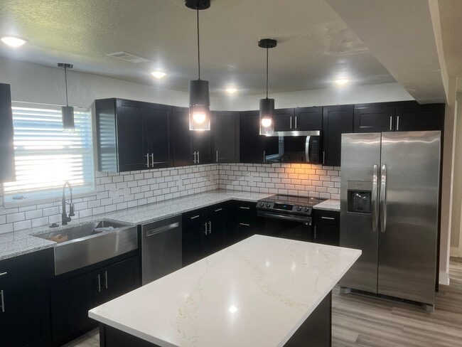 Building Photo - 3 Bed 2 Bath Apartment