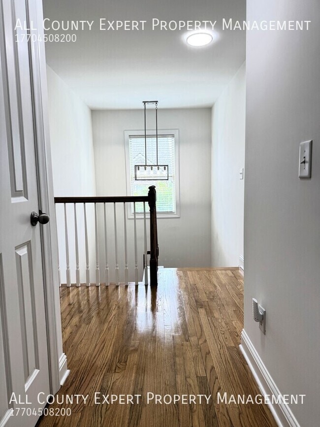 Building Photo - 4858 Lamoyne Ln