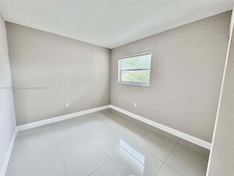 Building Photo - 3840 SW 52nd Ave