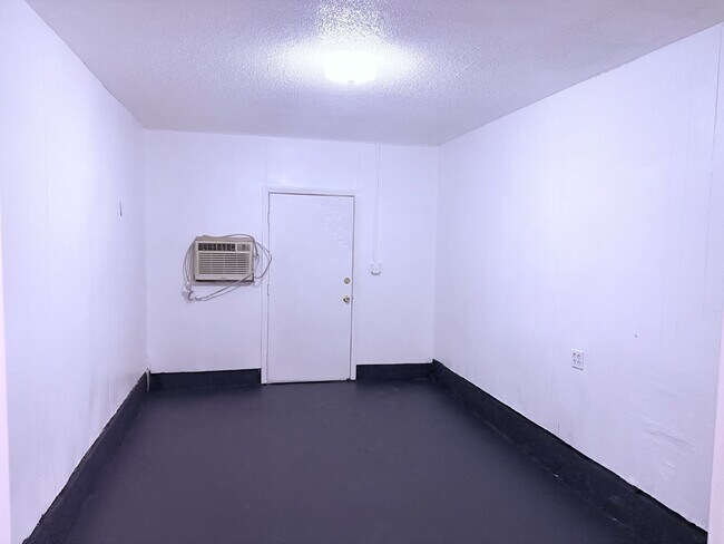 Building Photo - Three bedroom home in South OKC.