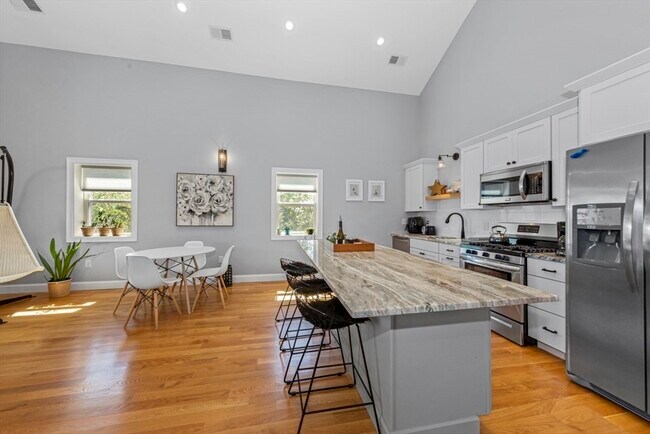 Building Photo - 60 Hermon St