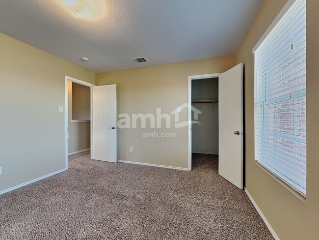 Building Photo - 937 Iona Dr