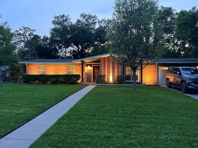 Building Photo - RENOVATED 3-BEDROOM IN NORTHWOOD