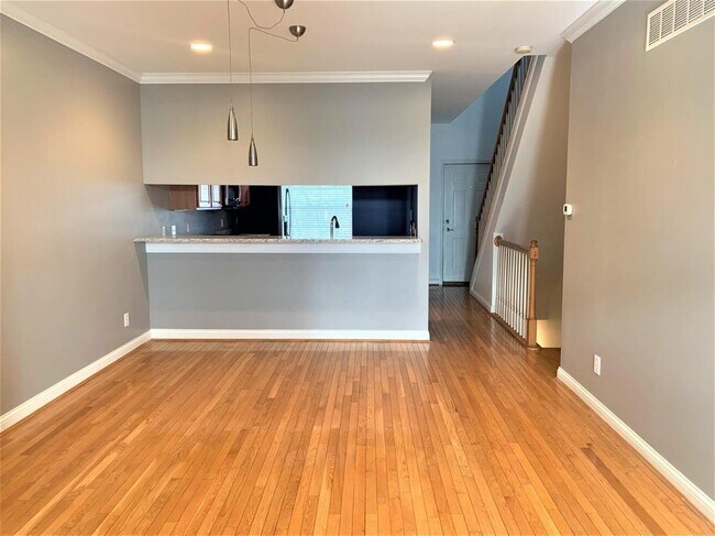 Building Photo - 2550 Cleinview Ave