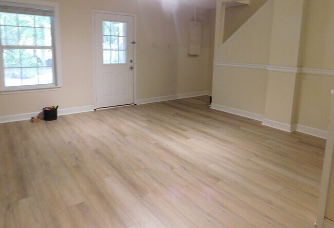 Building Photo - Lovely Townhome Available In Yacht Cove