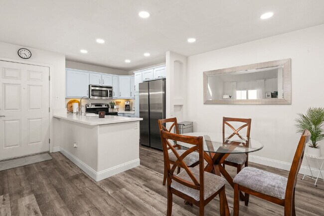 Building Photo - 3BR/2BA Condo with Vaulted Ceilings, Close Proximity to UCSD and Medical Centers! Available APRIL...