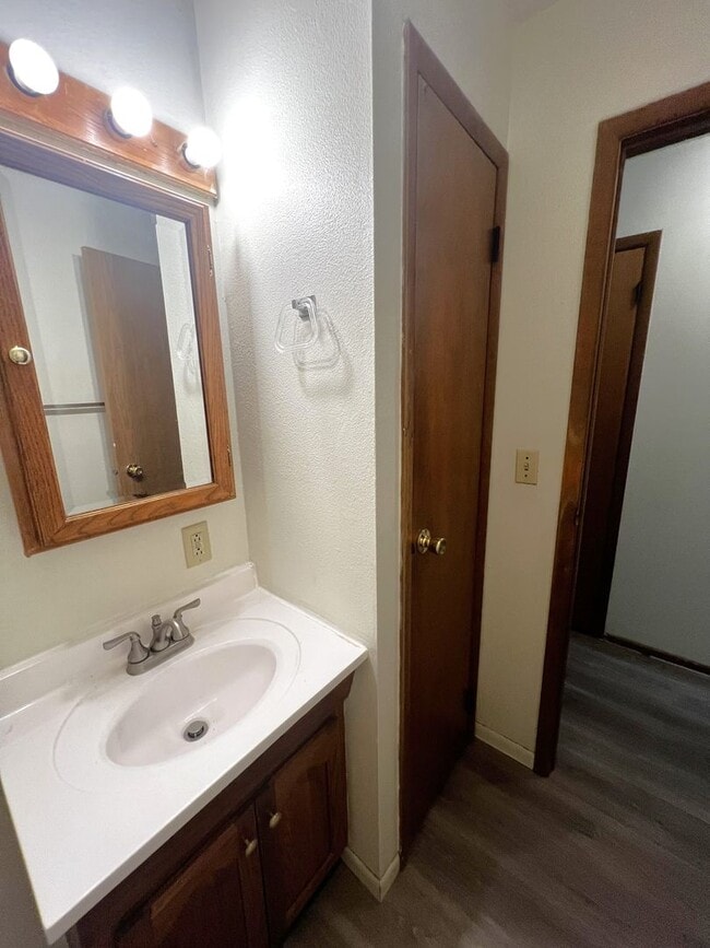 Building Photo - 3 Bedroom 1 Bath Home in Beautiful Iowa City!