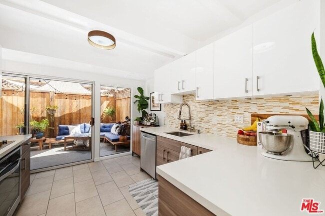 Building Photo - 4040 Grand View Blvd