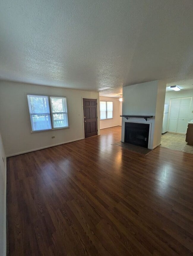 Building Photo - 2BD/2BA Unit at LakePointe
