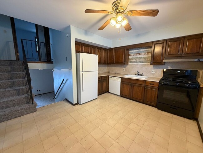 Building Photo - 3992 Camelot Dr SE