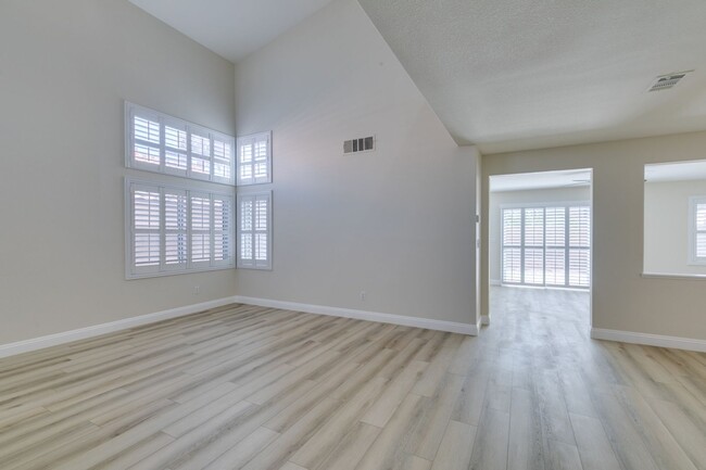 Building Photo - Beautiful 4-Bedroom Home Near Downtown Sum...