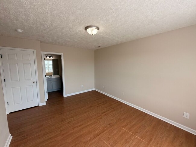 Building Photo - 223 Ridgewood Dr