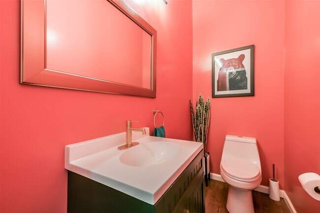 Building Photo - 213 N Hutcheson St