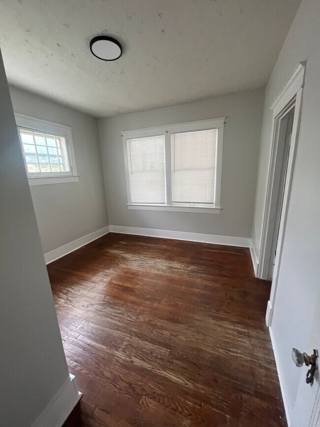 Building Photo - Beautifully renovated 3 bedroom house!