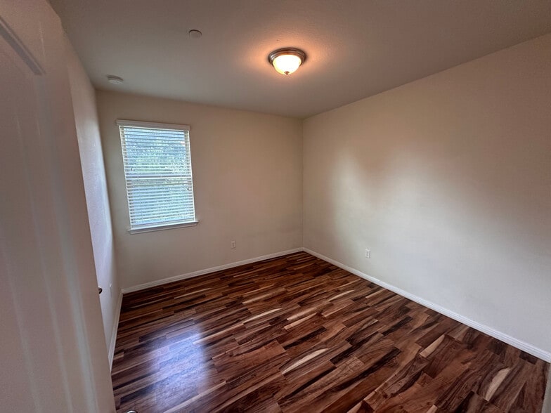 Building Photo - Room in Townhome on Zodiac Ln