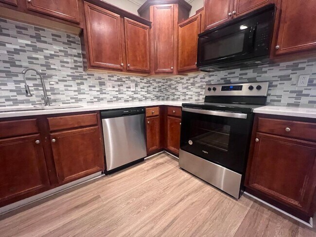 Building Photo - RENOVATED SPACIOUS 3bd / 2.5bath TOWNHOME