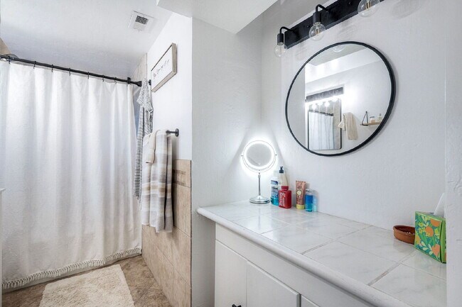 Building Photo - San Diego Coastal Dream Crown Point Jewel 3 or 6 Month lease only Partially Furnished Ready for M...