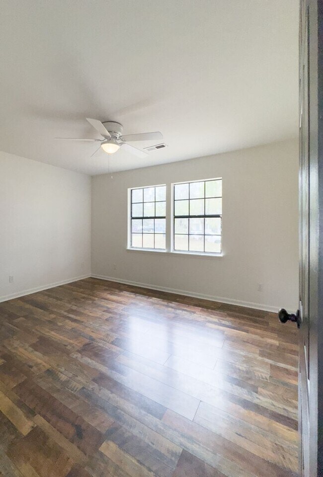 Building Photo - 3BR Home in Shell Point – Sunroom | Garage | Prime Location