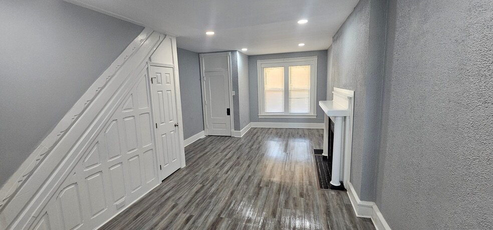 Building Photo - 244 W Douglass St