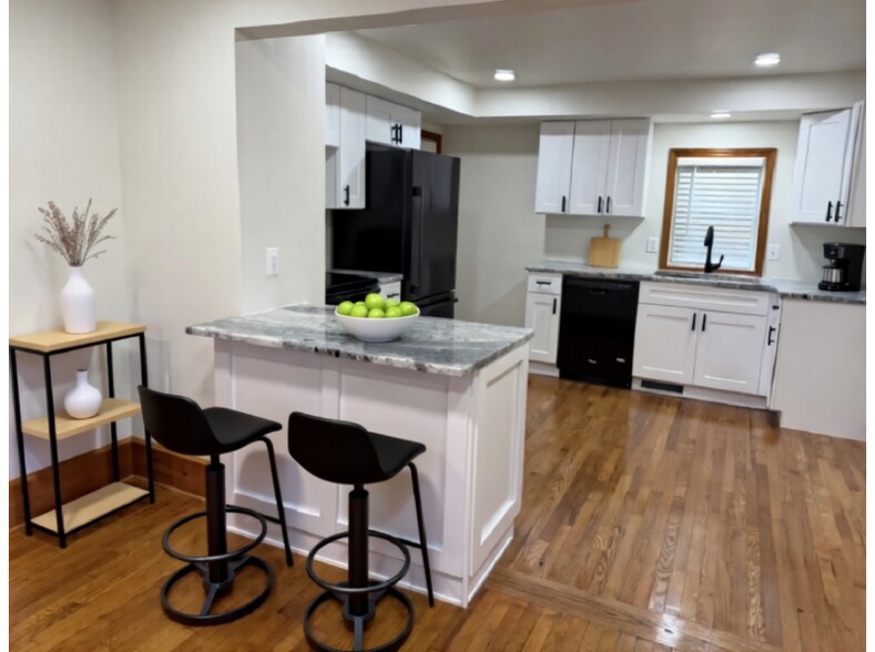 Building Photo - 11 Meadow St