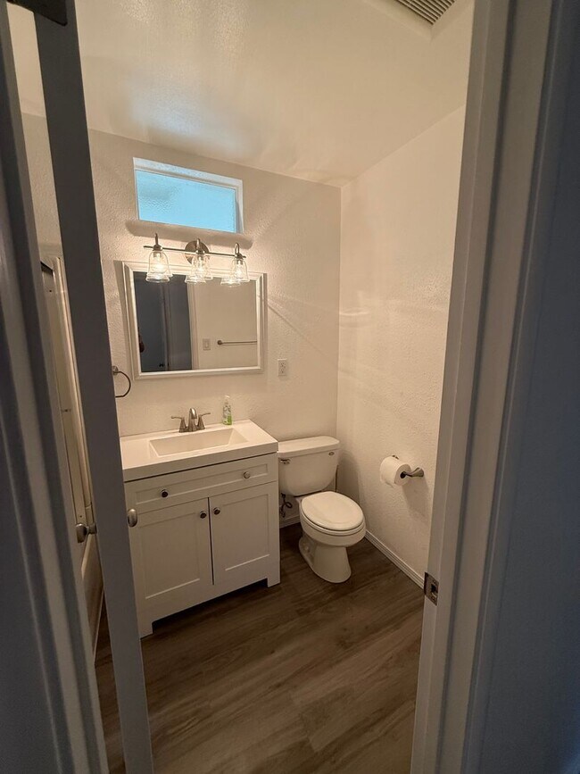 Building Photo - Beautiful remodeled 3 bedroom, 2 bathroom home in Central Petaluma