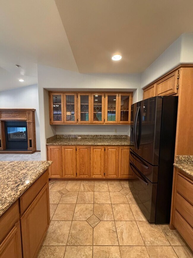 Building Photo - Beautiful Craftsman Style Rambler Must See!!