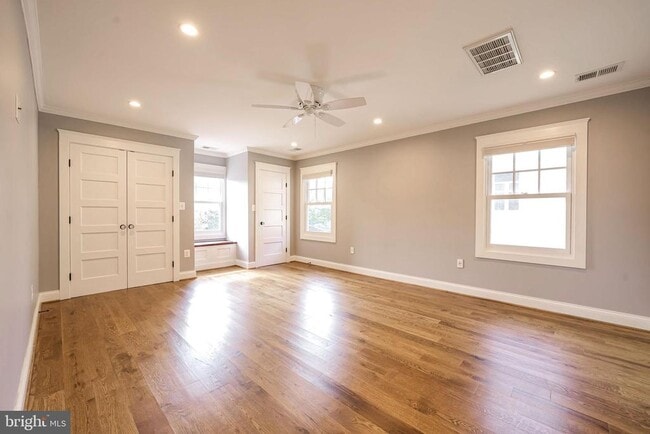 Building Photo - 2314 N Kenmore St
