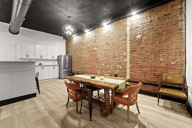 Building Photo - 136 Court St