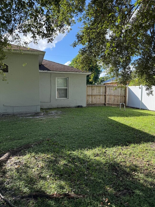 Building Photo - 3125 SW Dimattia St