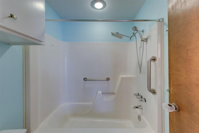 Building Photo - 2452 Country Club Dr