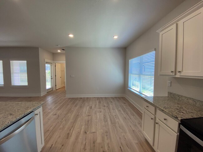 Building Photo - 3398 Southwind Dr