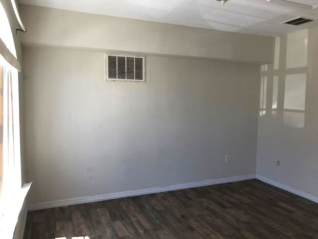 Building Photo - Available Now! Charming 1-Story Lockout Townhome in Davenport!