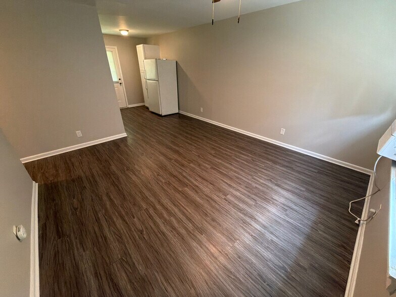 Building Photo - Room in Apartment on Overland Heights
