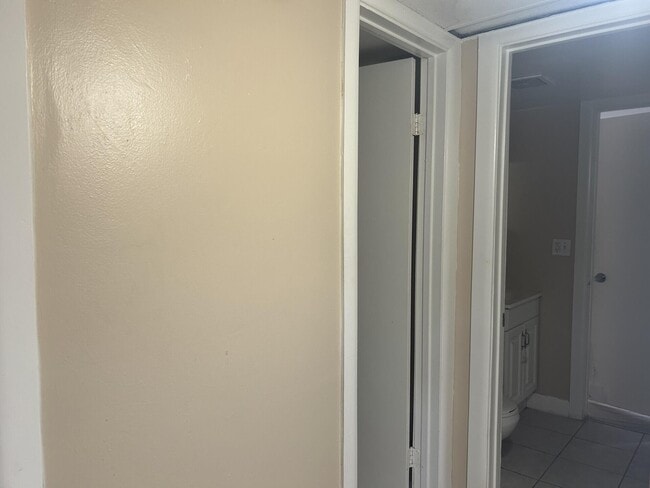 Building Photo - 1505 Crescent Cir