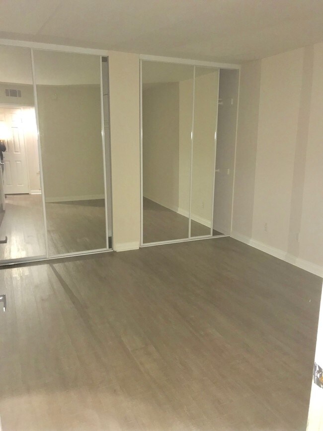 Building Photo - 5540 Owensmouth Ave