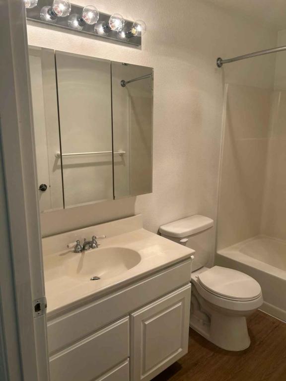 Building Photo - 2215 Poplar Dr