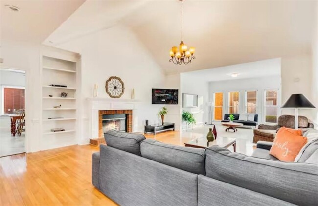 Building Photo - 1408 Aramore Dr SE