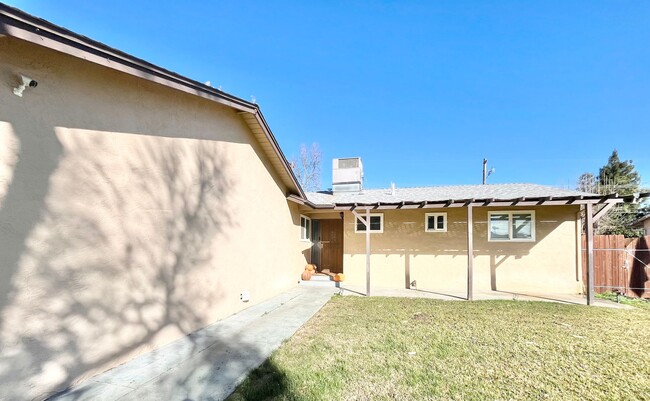 Building Photo - Merced: $1975 3 bed 2 bath single story ho...