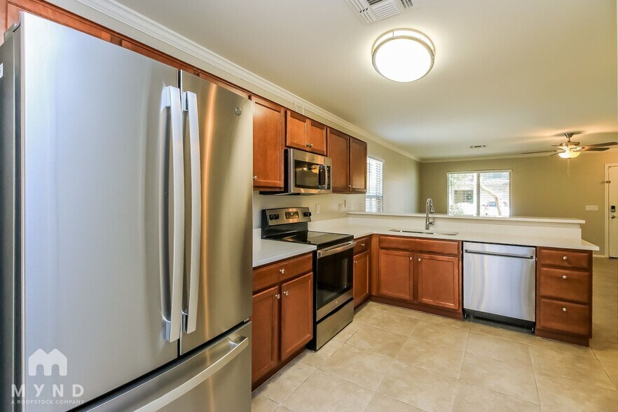 Building Photo - 2576 S Chaparral Rd