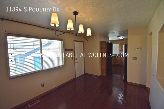 Building Photo - Beautiful 3 Bed Draper Top Floor Unit! No ...