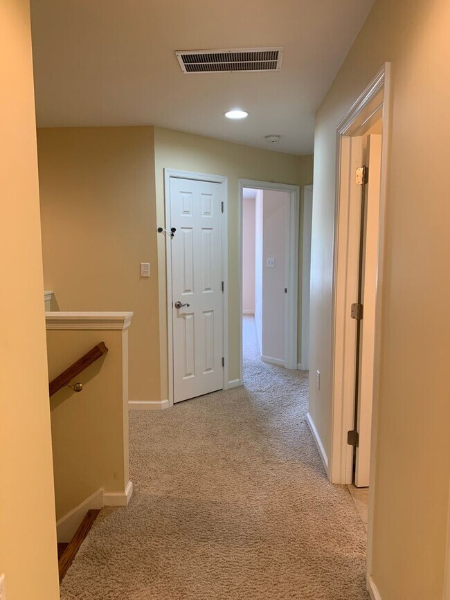 Building Photo - BEAUTIFUL 3 BED/2.5 BATH TOWNHOUSE!!