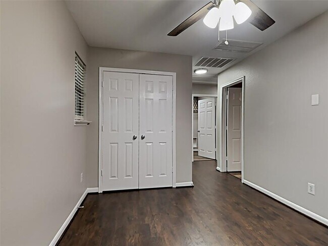 Building Photo - 8110 Stagewood Dr