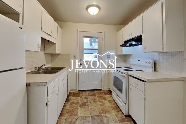 Building Photo - Cottage Lane