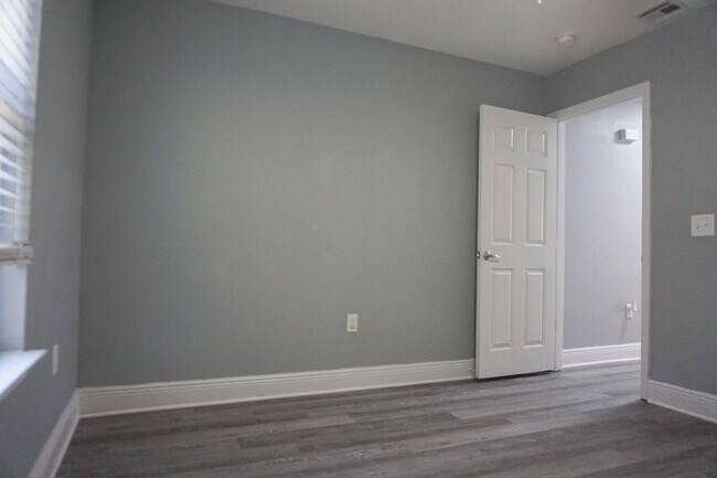 Building Photo - 321 Apple Dr