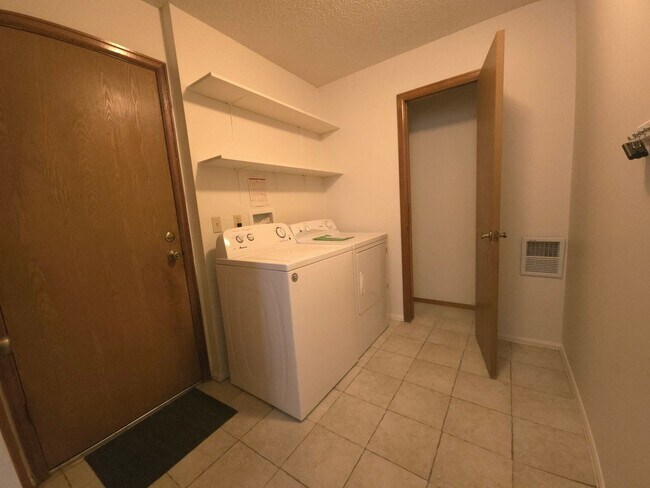 Building Photo - Spacious Tri-Level Home in Lafayette