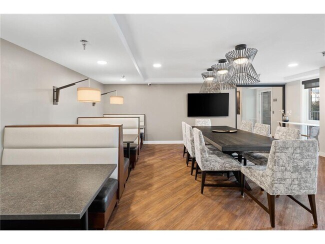 Building Photo - 433 S 7th St