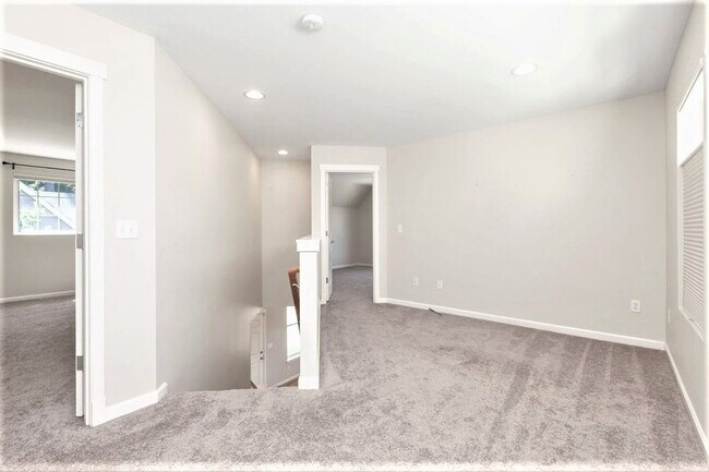 Building Photo - Absolutely Charming 3-Bed 2.5-Bath Home with One Car Garage!