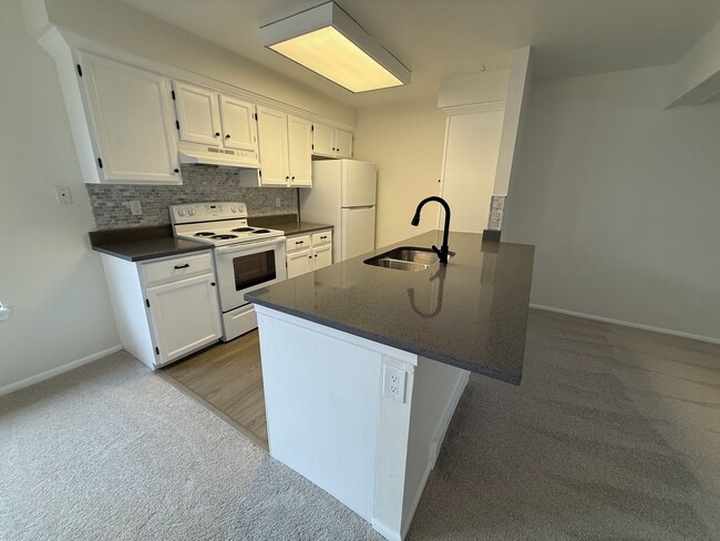 Building Photo - 2811 W Long Dr