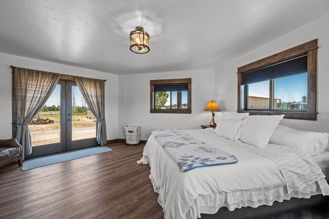 Building Photo - Luxury Home for Rent – Expansive Acreage, ...